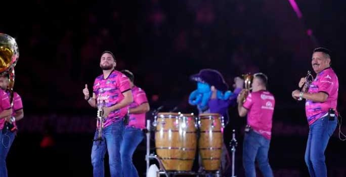 Banda El Recodo hace vibrar al Estadio El Encanto durante medio tiempo de Mazatlán vs Juárez