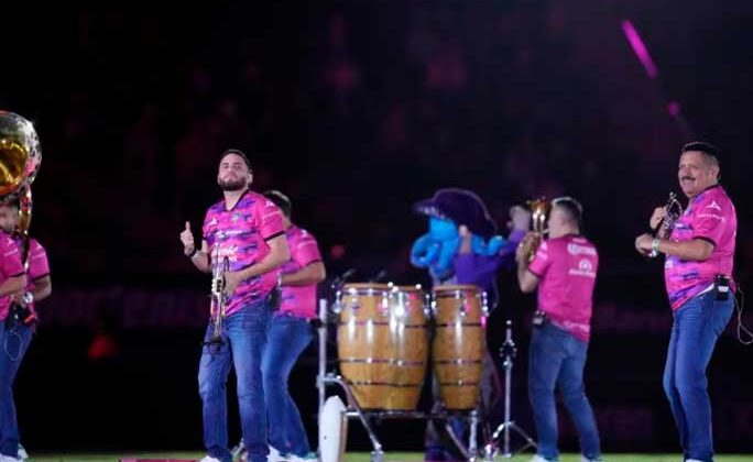 Banda El Recodo hace vibrar al Estadio El Encanto durante medio tiempo de Mazatlán vs Juárez